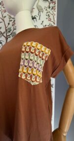 T-Shirt Take Two con Taschino Crochet Multicolor - Image 2